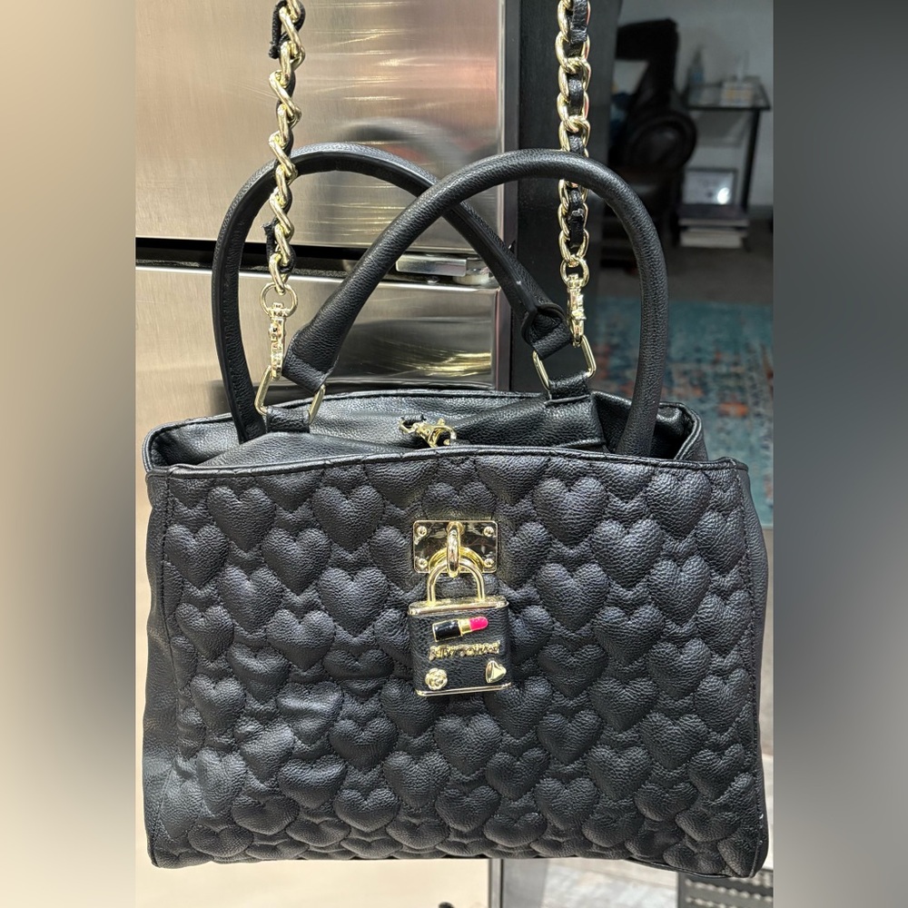 NWOT Betsey Johnson 💄 Black Quilted Heart ♥️ Handbag with Gold chain strap
